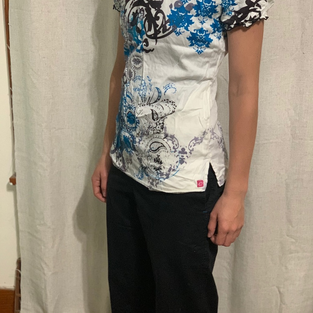 Patterned Peaches Uniforms Scrub Top - Picture 2 of 3